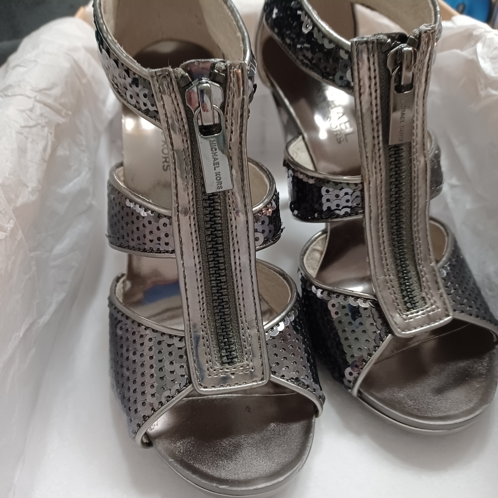 Michael Kors Berkley T-Strap in Gunmetal Sequins. Size 5M Like New Condi… - Picture 8 of 16